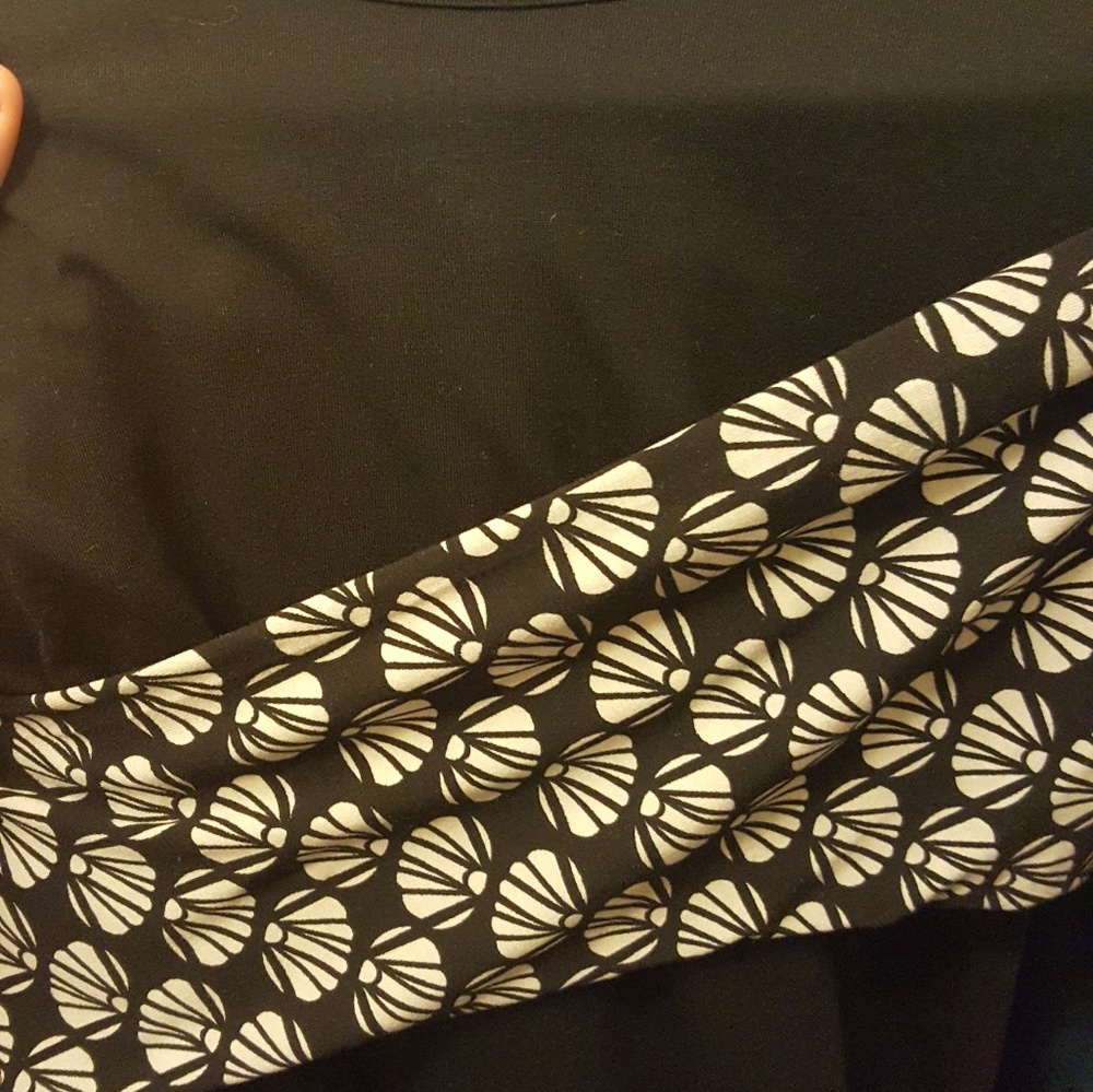 Lularoe Randy Tee, Rare Black with Seashells/Fans