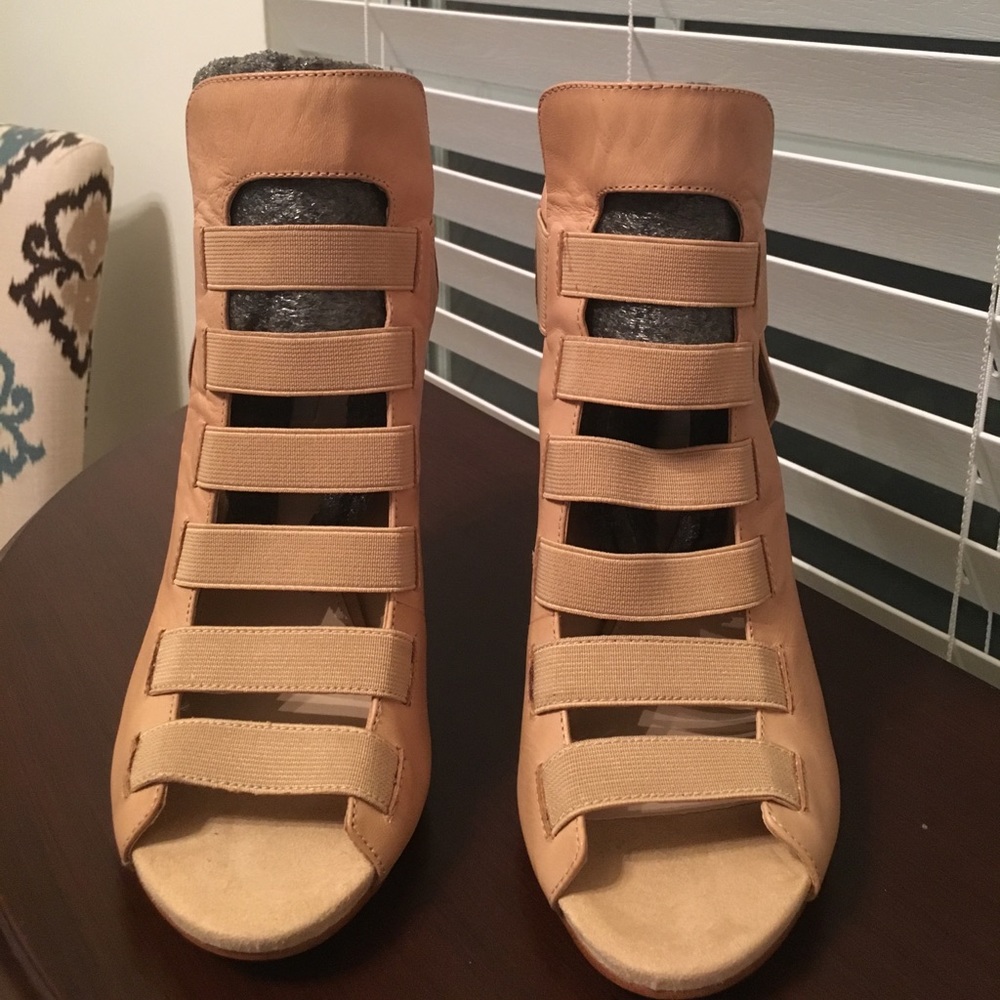 GUESS - Picture 3 of 6