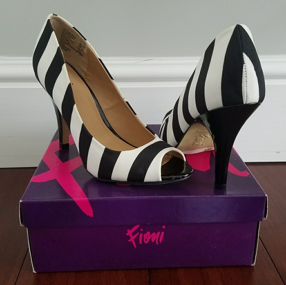 Fioni Striped Peep Toe Heels Size 7.5