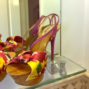 Guess high wooden platform heels