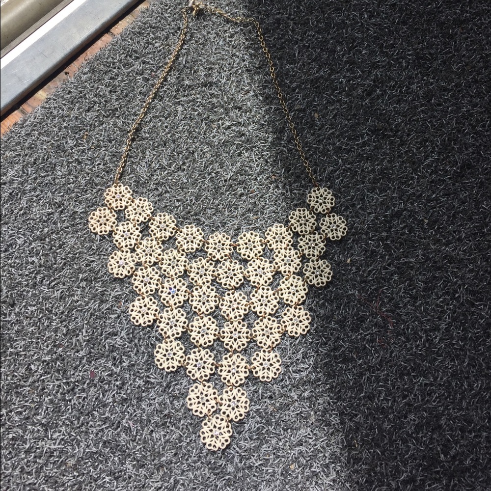 White floral v neck necklace