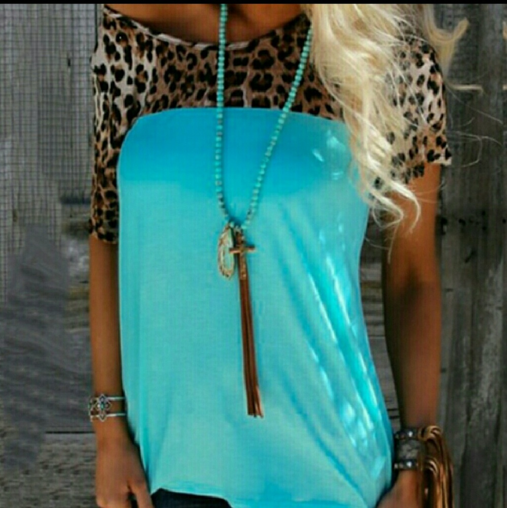 Adorable off the shoulder leopard blouse!!!