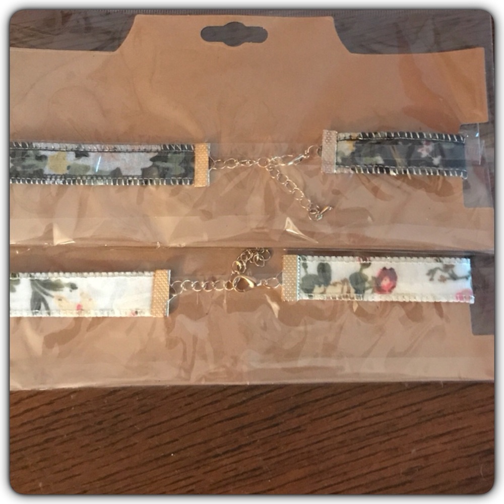 Floral Choker Necklace Adjustable Ivory - Picture 3 of 4