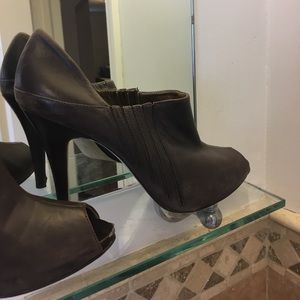 Guess brown leather bootie