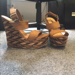 Wedge heels with patterned design