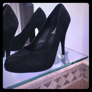 All black suad pump.