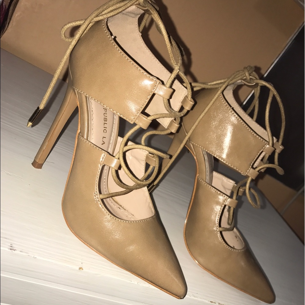 ‼️SOLD‼️Tan lace up heels