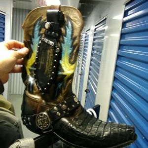 Black Caimen luchesse boots that are size 10