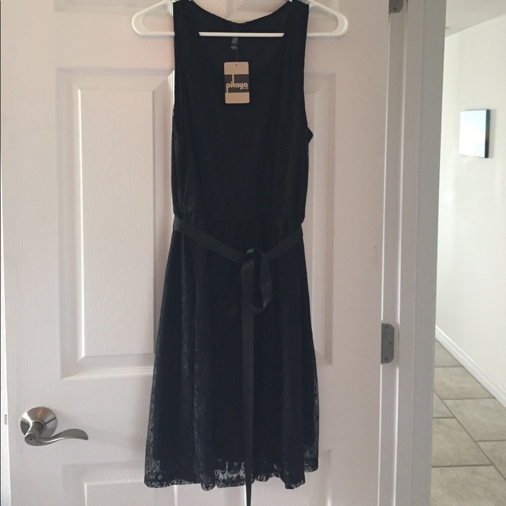 Black lace sleeveless dress