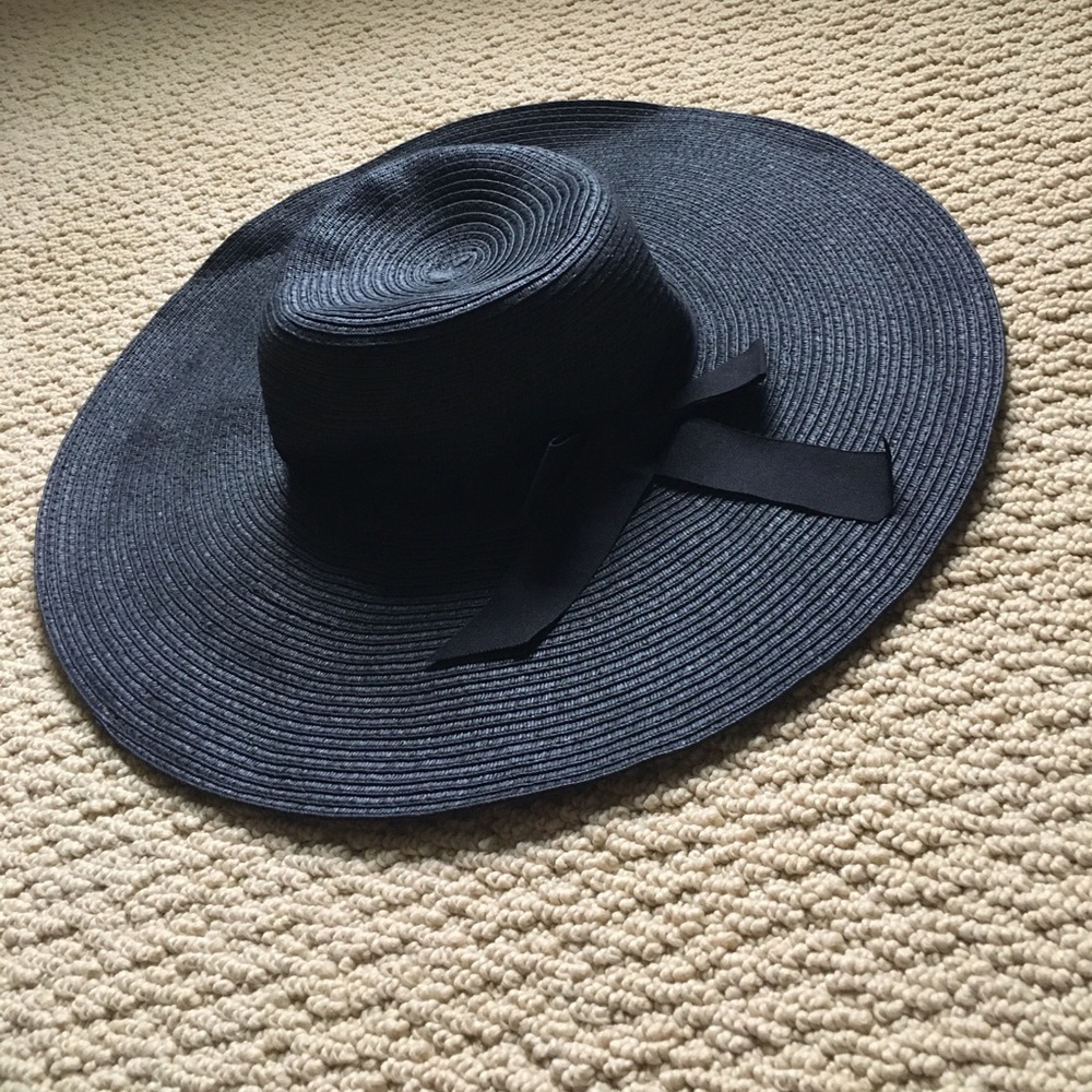 Black straw floppy hat