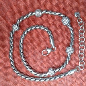 Silver nacklace.