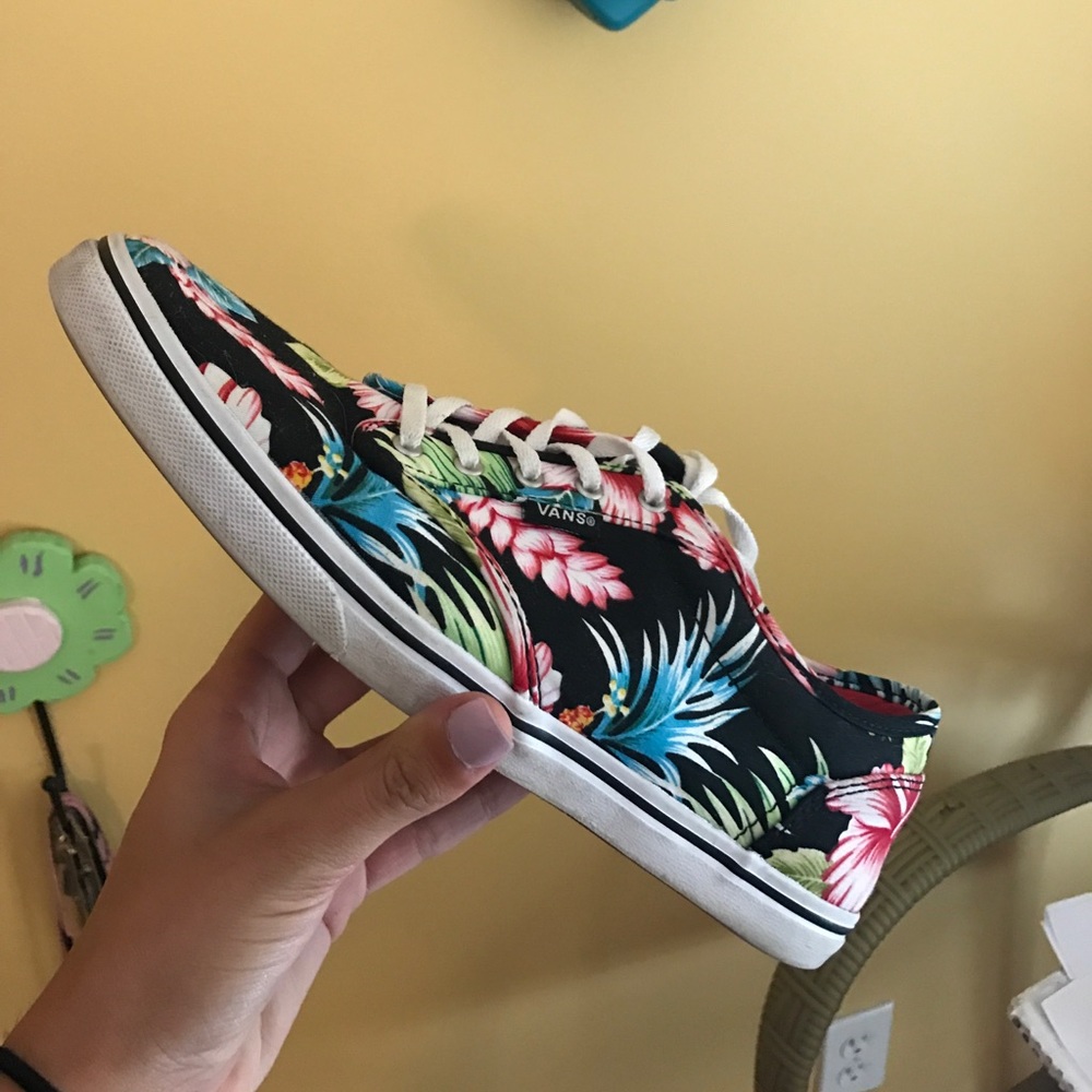 Hawaiian vans sneakers!! Size 9 :)