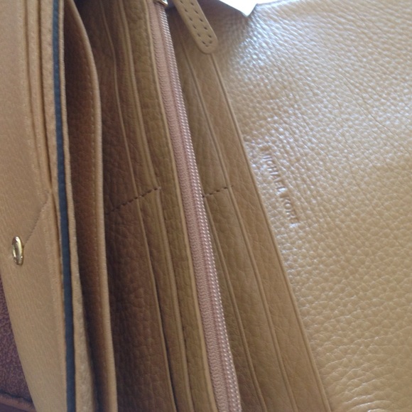 Michael Kors tan wallet 🌺SOLD - Picture 2 of 4