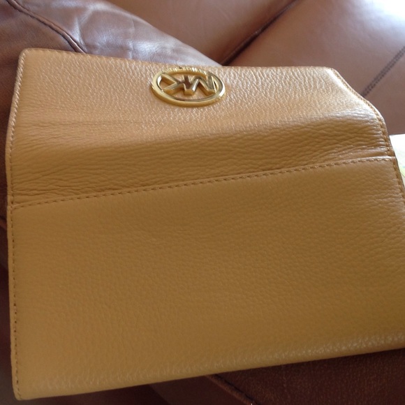 Michael Kors tan wallet 🌺SOLD - Picture 3 of 4