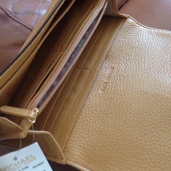 Michael Kors tan wallet 🌺SOLD - Picture 4 of 4