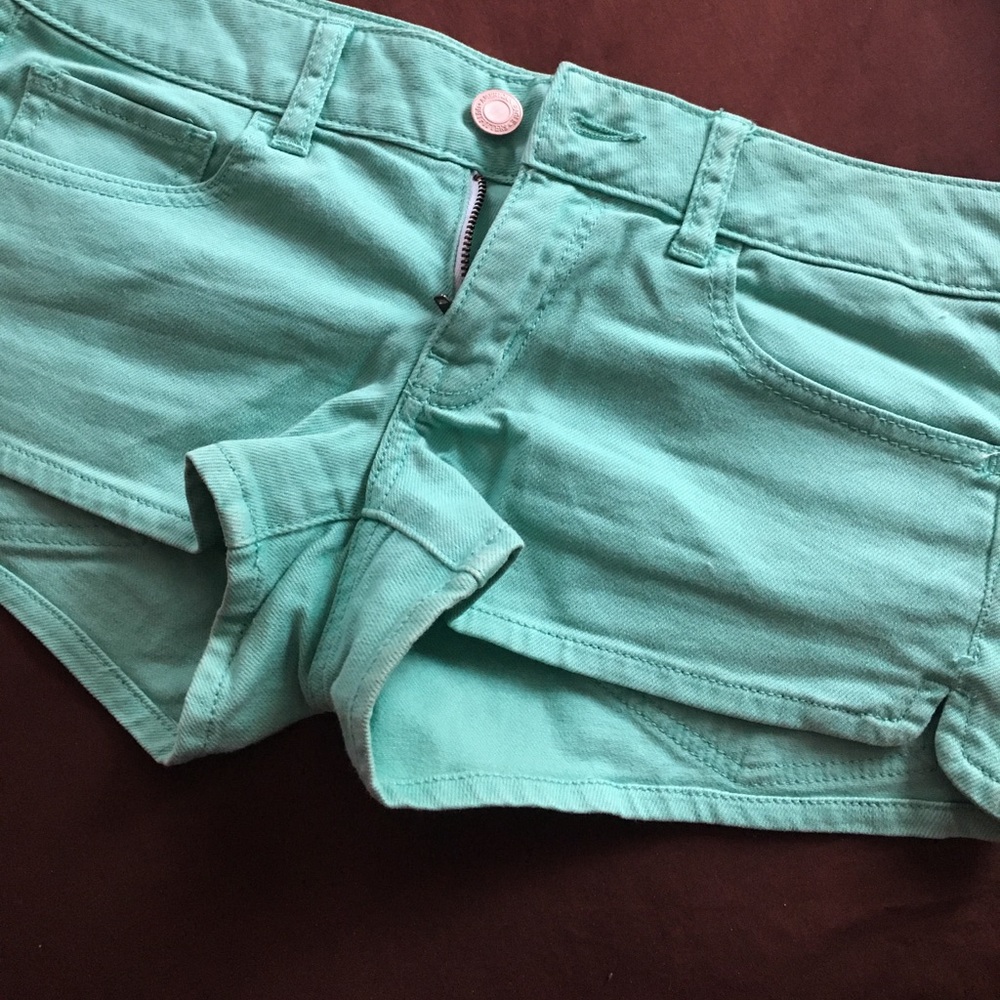 Woman's American Eagle Short Size 6