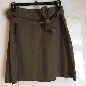 Olive green skirt size M - never worn, like new!!