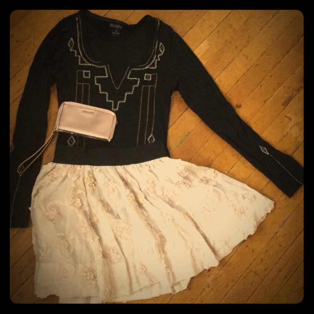 Flower-Embroidered Beige Skirt✨