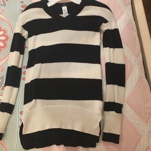 A size 6 IVIVVA sweater ❤️