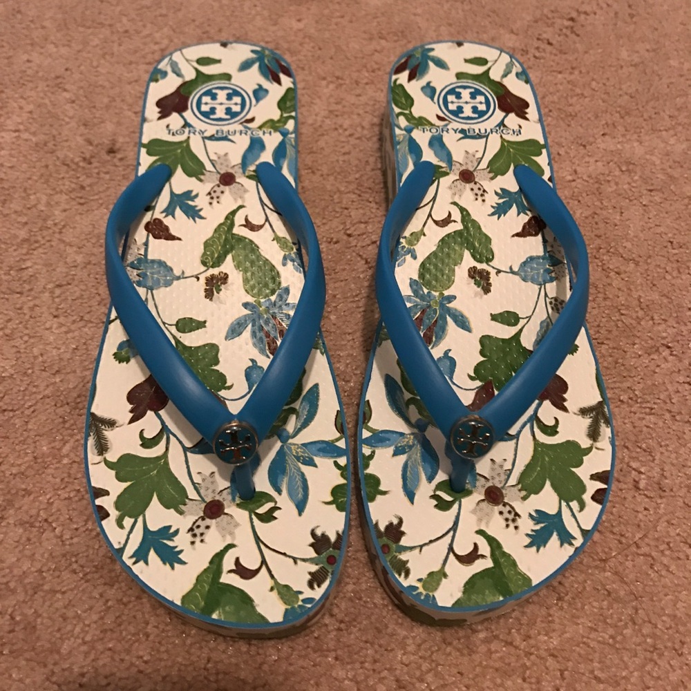 Blue color shoes .