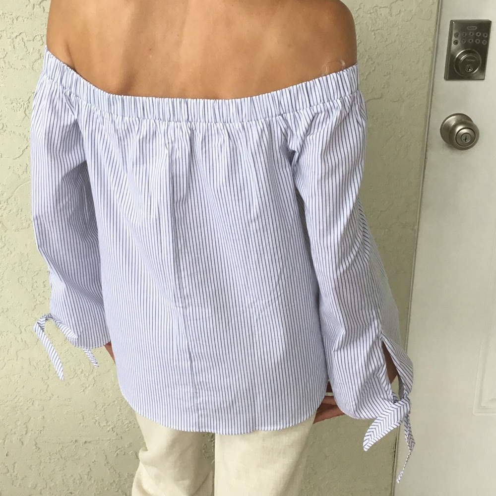๐ฃ SALE ๐ฃ Navy/White Off the Shoulder - Picture 2 of 4