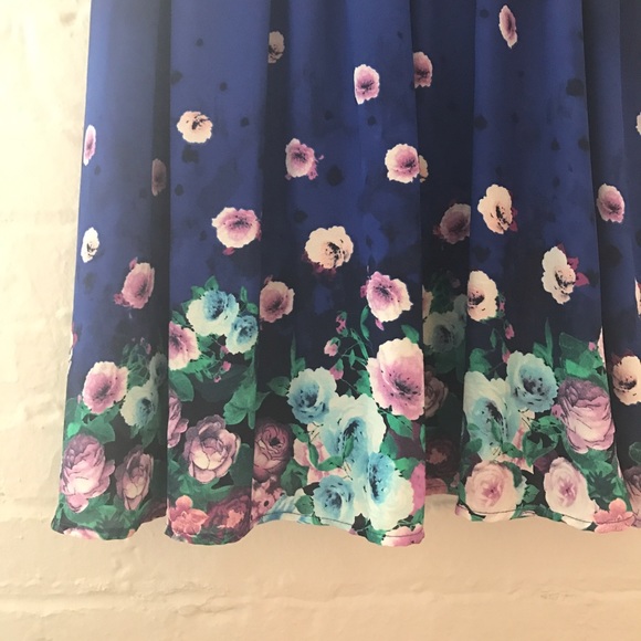 🌼FRANCESCAS BLUE FLORAL DRESS🌼 - Picture 2 of 4