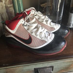 Men's size 12 Nike Lebron basketball shoes