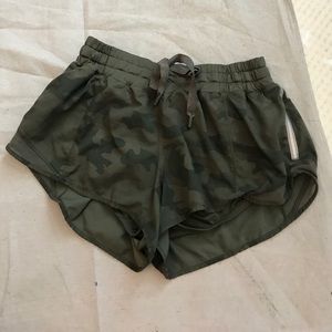 lululemon camo shorts size 6