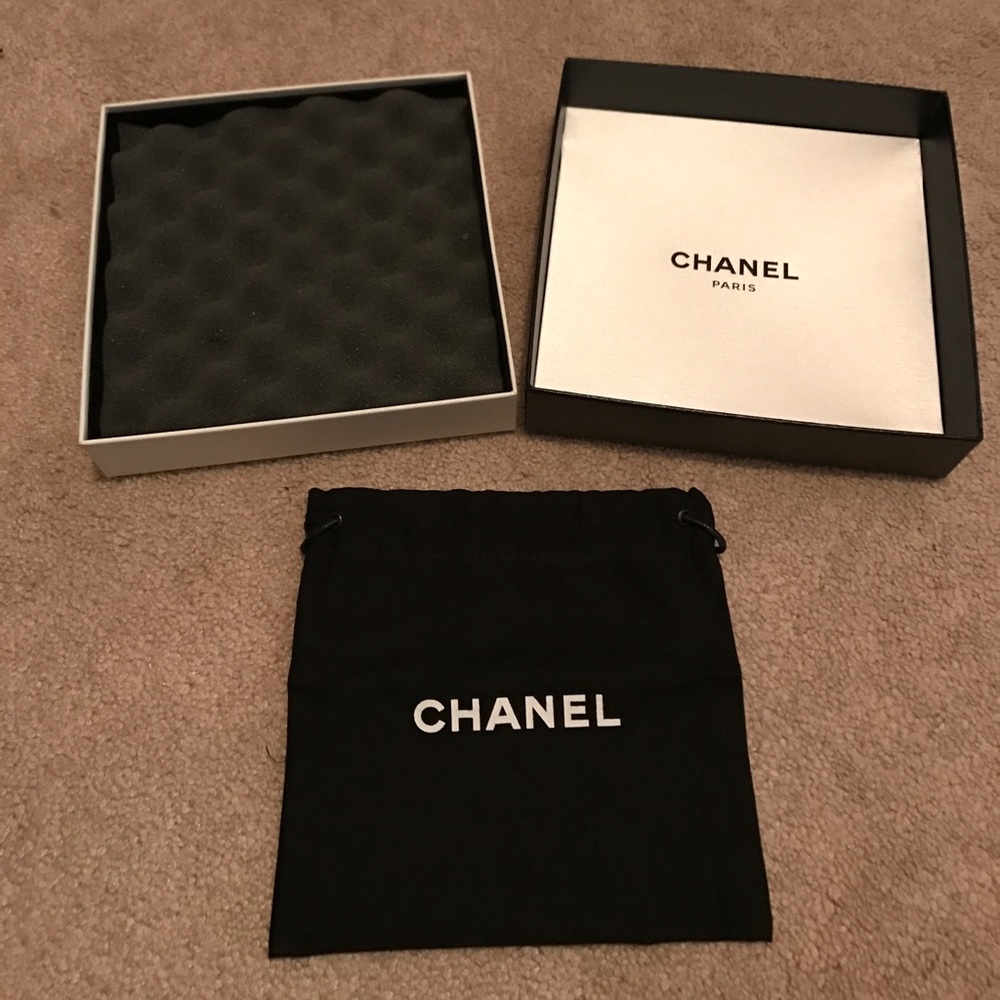Box & dust bag .