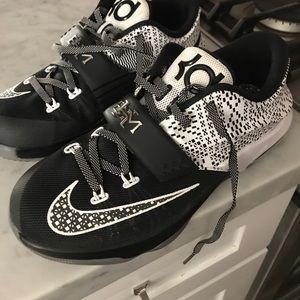 KD b ball shoes youth size 5Y