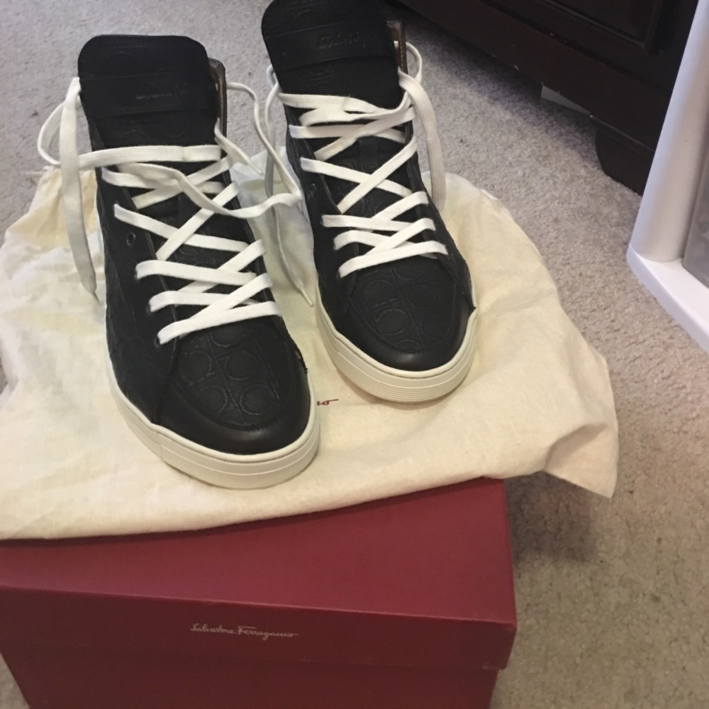Ferragamo Sneaker (Like New)