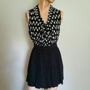 Cute geometric top w/ tie-front