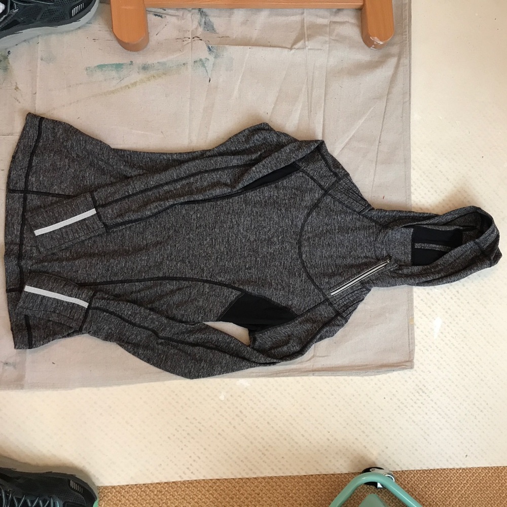 Lululemon Running Hooded Layer Size 6 - image 1