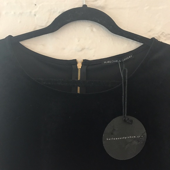 👄BLACK VELVET LONGSLEEVE TOP W/ GOLD ZIPPER👄 - Picture 2 of 3