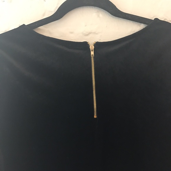 👄BLACK VELVET LONGSLEEVE TOP W/ GOLD ZIPPER👄 - Picture 3 of 3