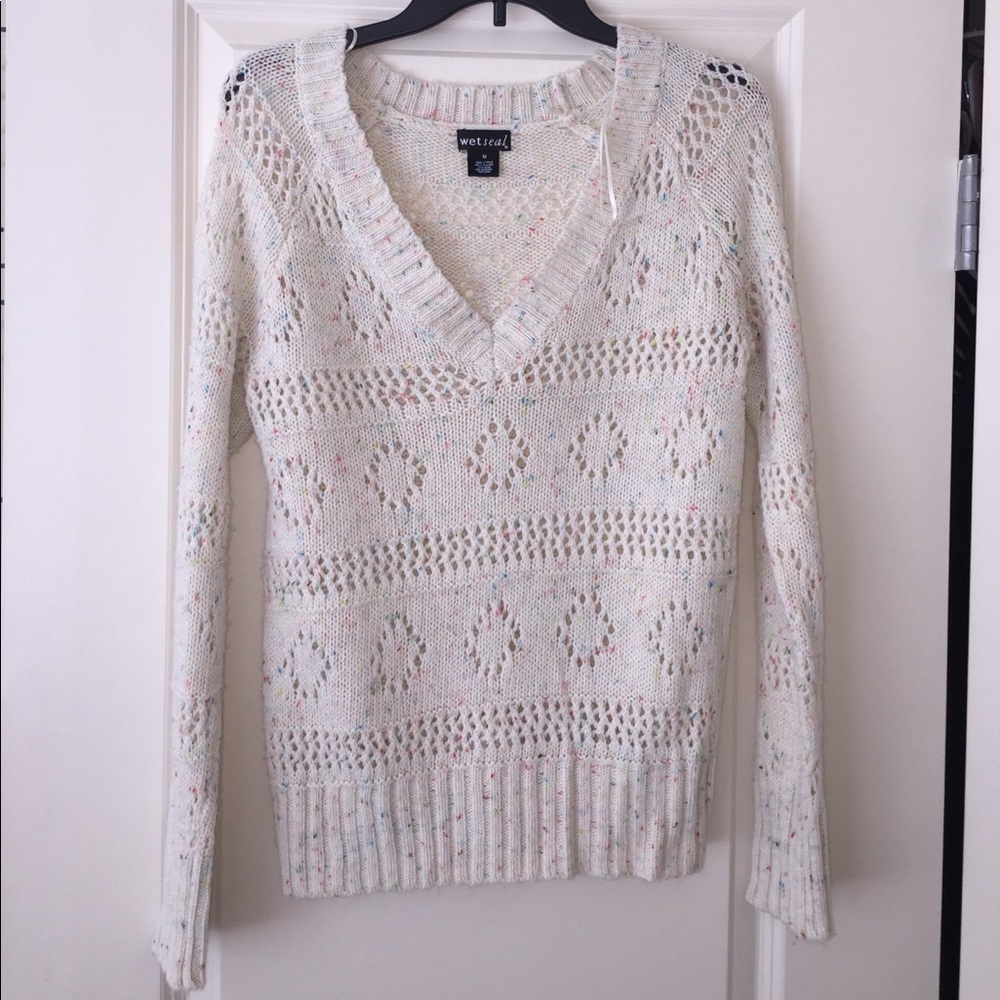 Long sleeved knitted sweater