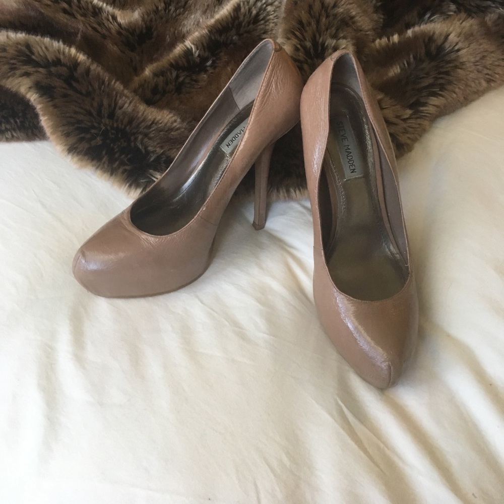 Steve Madden nude closed toed heels