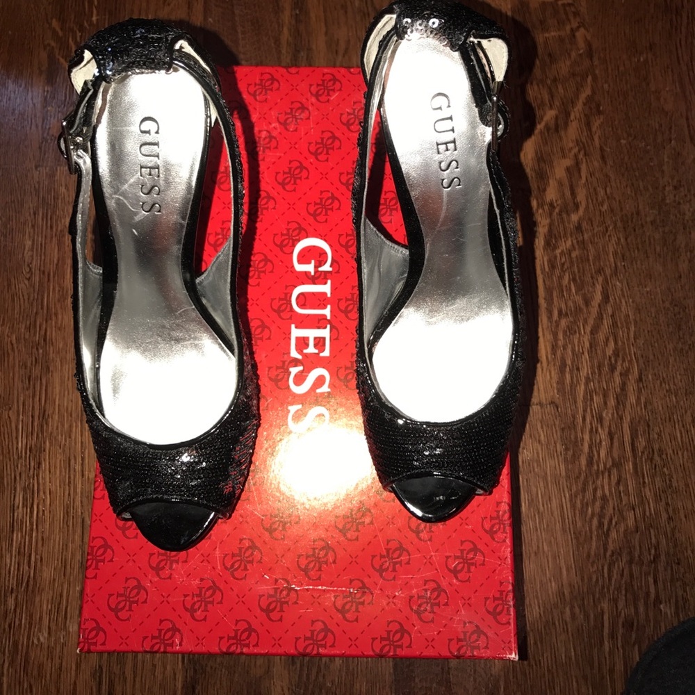 Guess Black Texture Peep-Toe Pump. Size 6