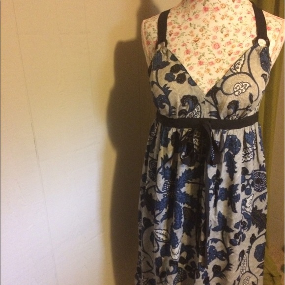 Knee length v neck dress - Picture 1 of 2