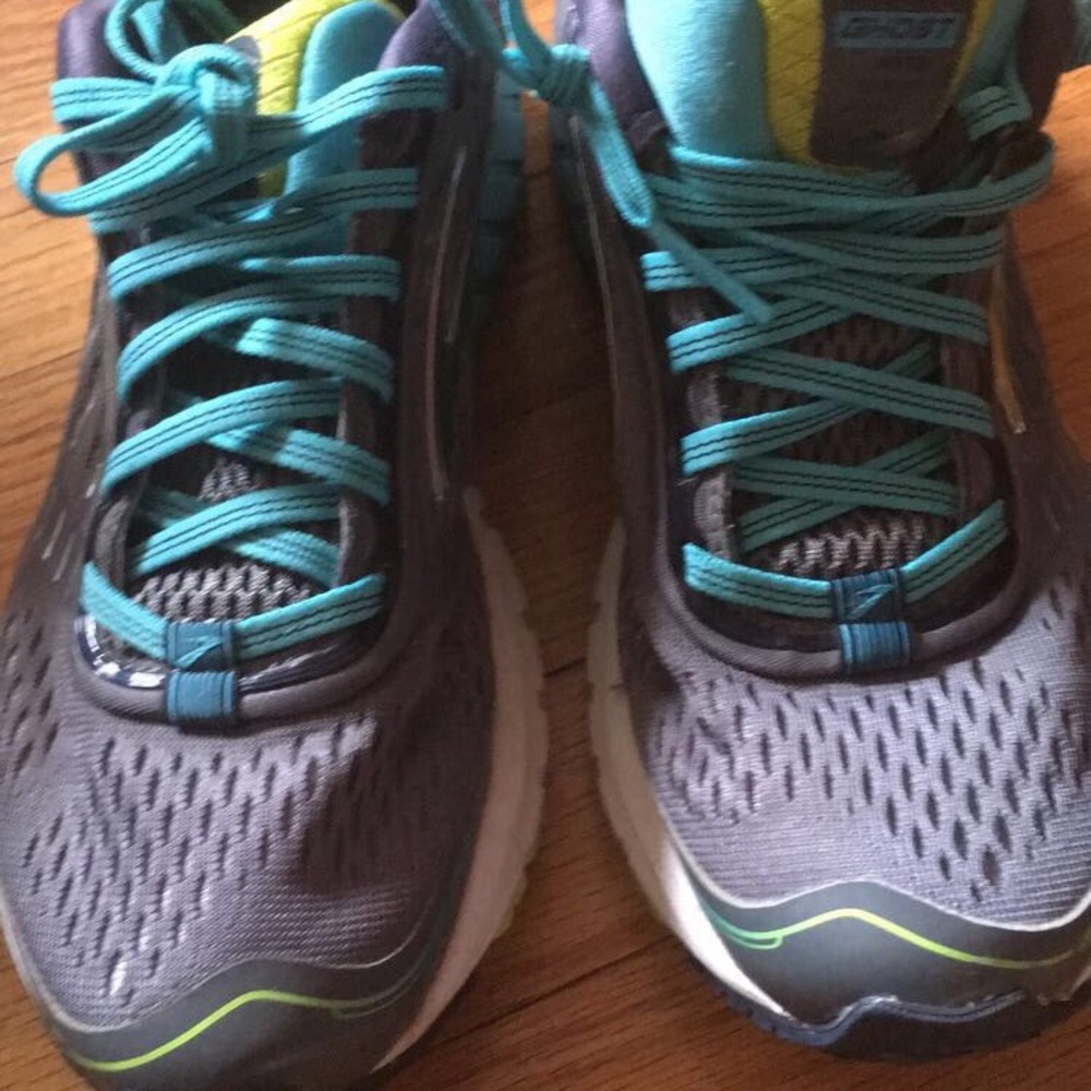 Women's 7.5 Brooks sneakers