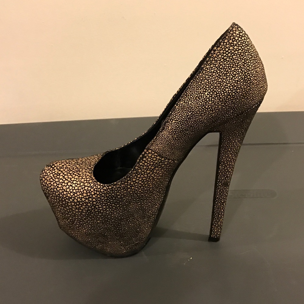 Platform pumps 👠