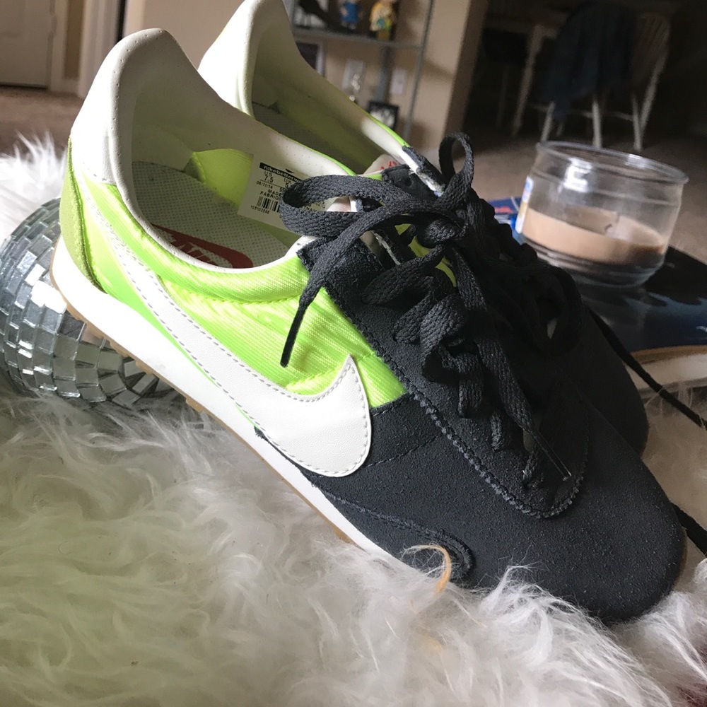 Brand new super cute Nike casual sneakers sz 7 1/2
