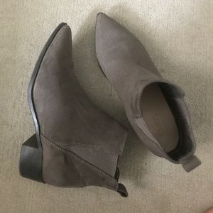 Old Navy sz 8 vegan suede booties.