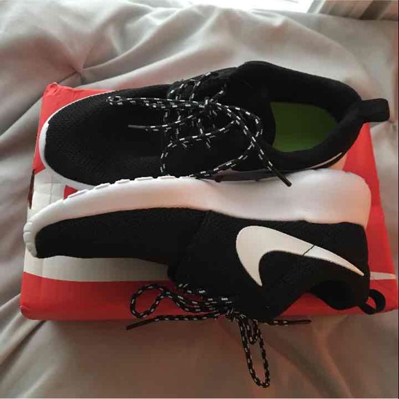 Nike Shoes - BRAND NEW Nike Rosherun 6.5