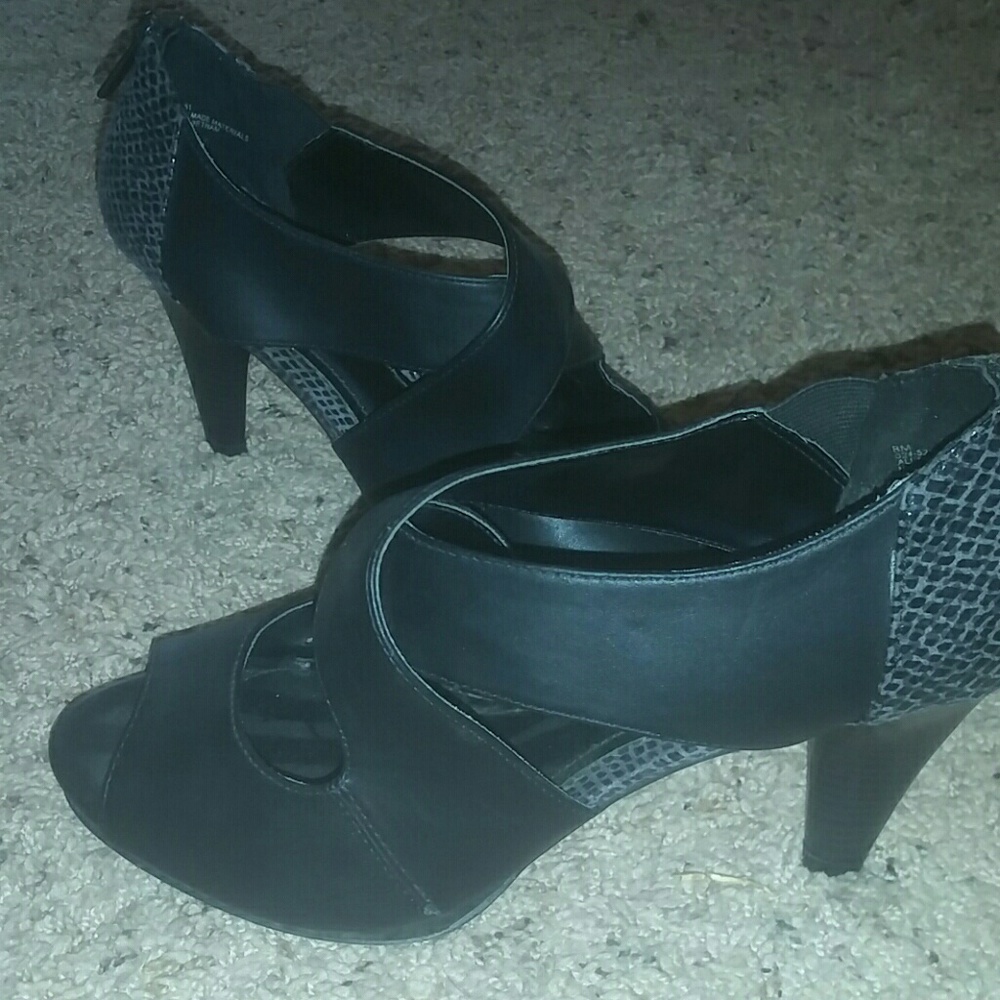 Liz & Co Black Zip-Up Heels