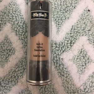Kat Von D "Lock-it foundation"