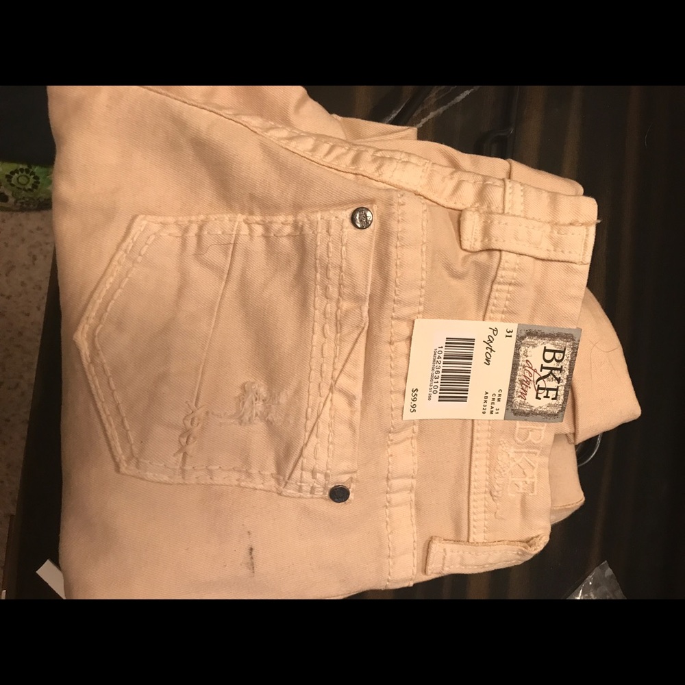 Buckle bke brand ankle pants in peach/cream color