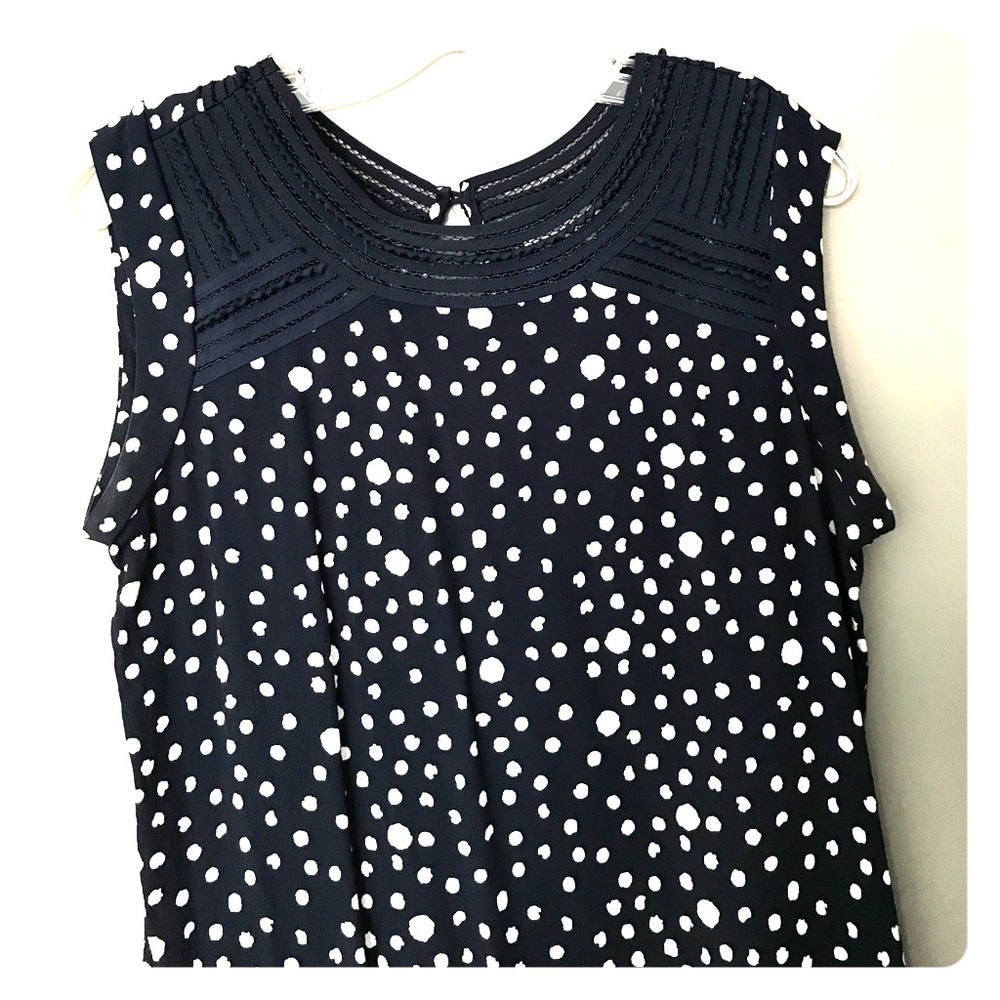 Sleeveless blouse navy with dots and lace trim
