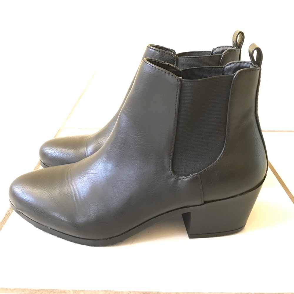 🛑Black Leather Booties/ ankle Forever 21🛑