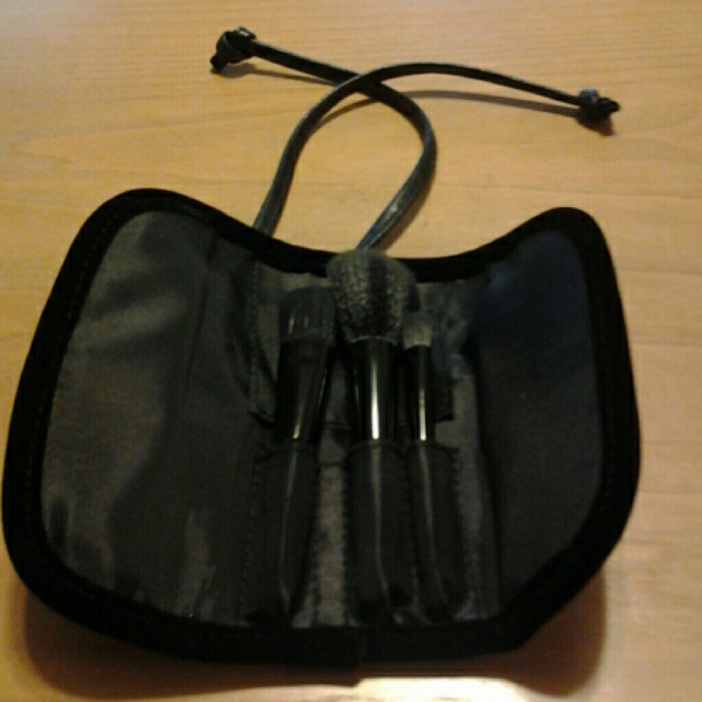 It cosmetics mini brush set